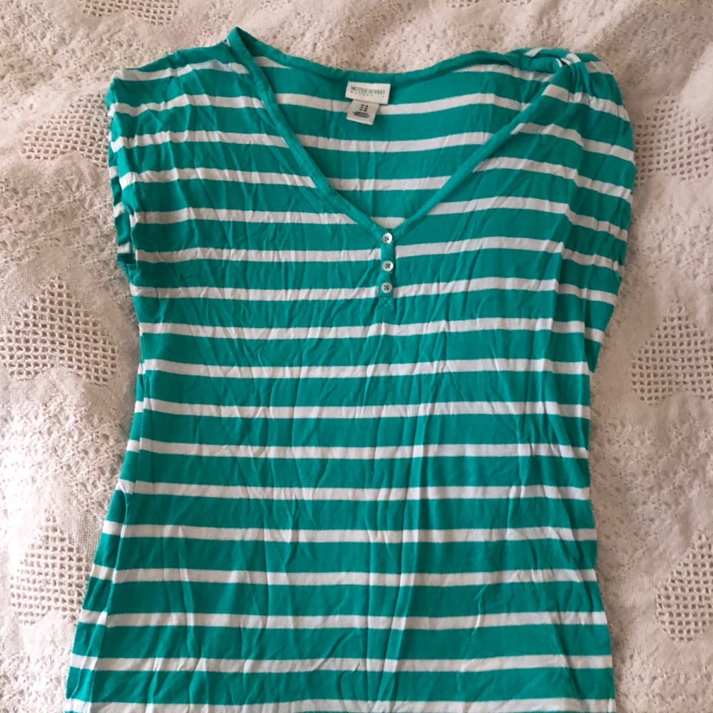 Green stripper maternity tee